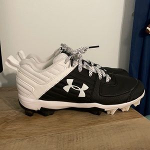 Youth Under Armour baseball cleats Size 4Y